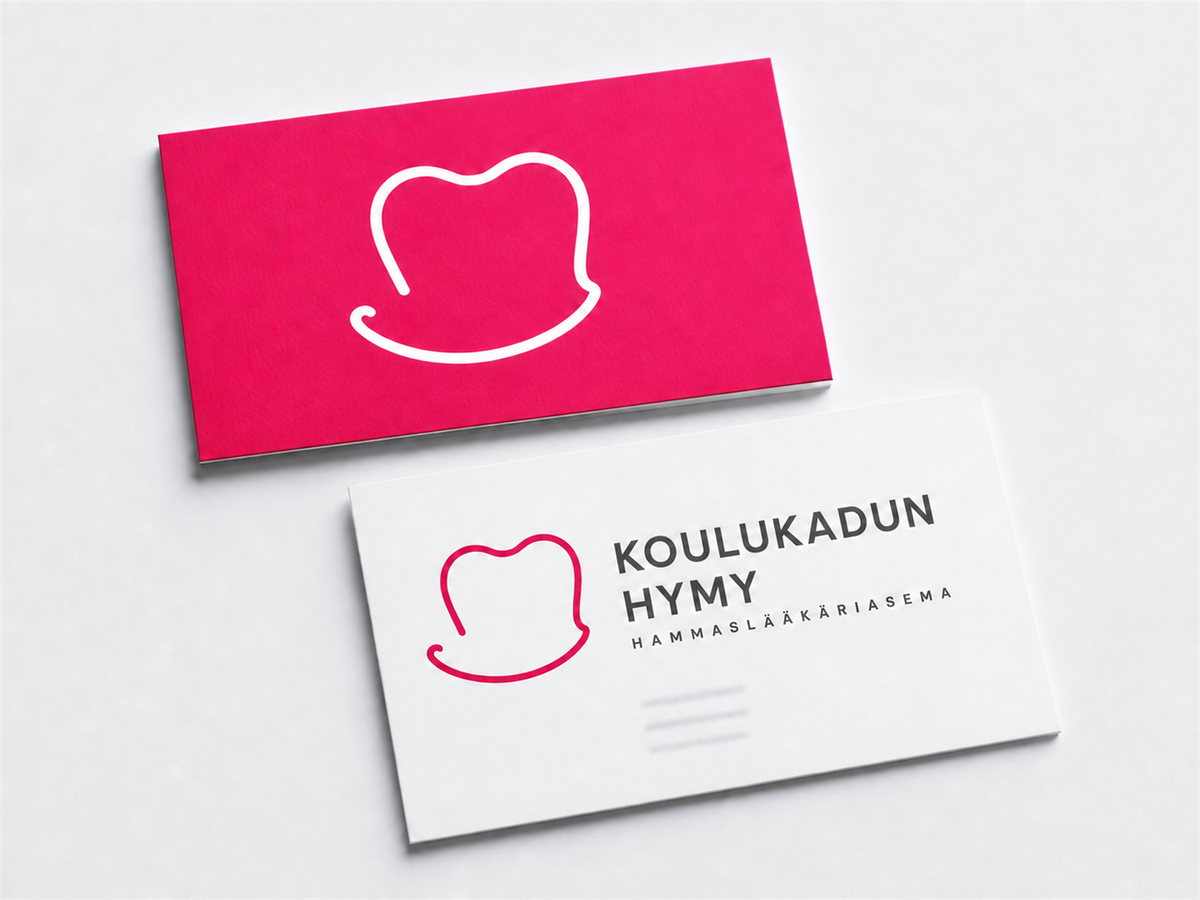 Pinkki ja huurteinen Koulukadun Hymyn käyntikortti
