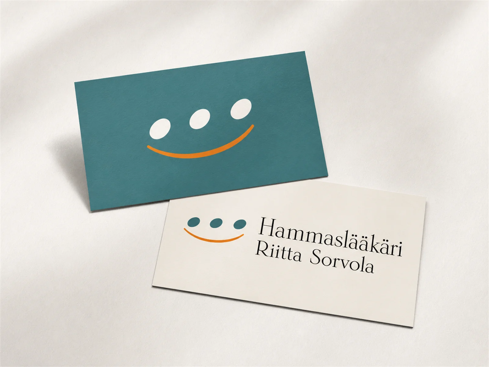 Kaksi käyntikorttia, petrooli merkille ja kalkki nimelle
