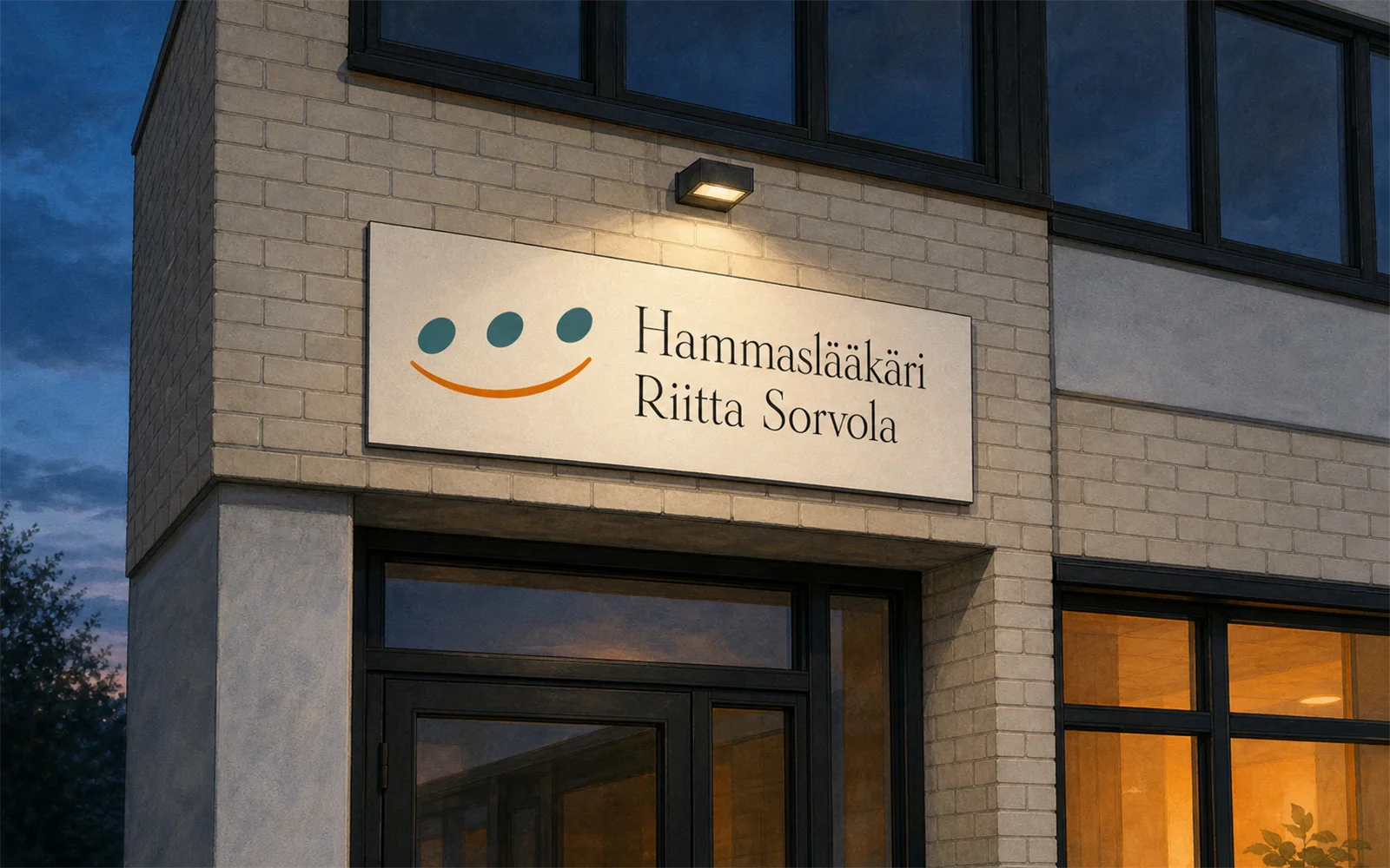 Hammaslääkäri Riitta Sorvolan nimikyltti Hadvalantien vaalealla tiiliseinällä